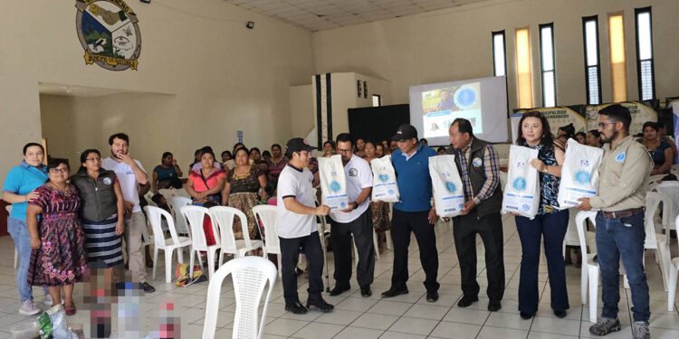 Agricultores de Chuarrancho reciben semillas de maíz con mayor rendimiento y productividad