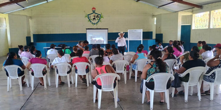 Capacitan a familias productoras de cerdos en El Milagro, Masagua