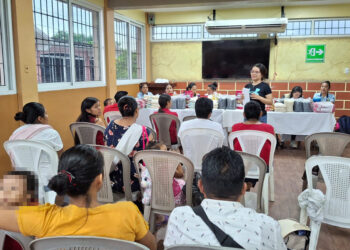 Capacitan a madres para prevenir la desnutrición infantil con alimentación local
