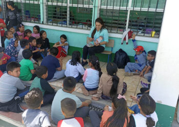 En Sacatepéquez los niños aprenden de seguridad alimentaria en el huerto escolar