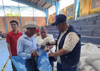 Familias rurales reciben incentivo por su trabajo en proyectos comunitarios