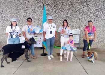 Perros disfrazados y convivencia familiar llenan de alegría Cobán