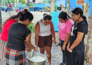 Jóvenes aprenden a elaborar abonos orgánicos para huertos comunitarios