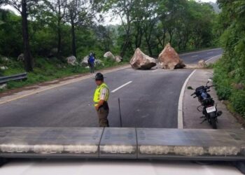 Zonas Viales trabajan para restablecer el paso en rutas bloqueadas por sismos