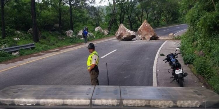 Zonas Viales trabajan para restablecer el paso en rutas bloqueadas por sismos