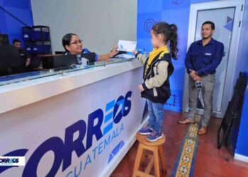 Niños redescubren la emoción de escribir cartas y fortalecen sus lazos familiares a través de talleres postales