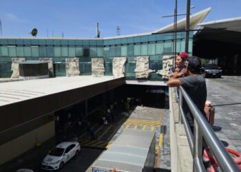 Aeropuerto La Aurora refuerza seguridad con nuevas barandas para protección de visitantes