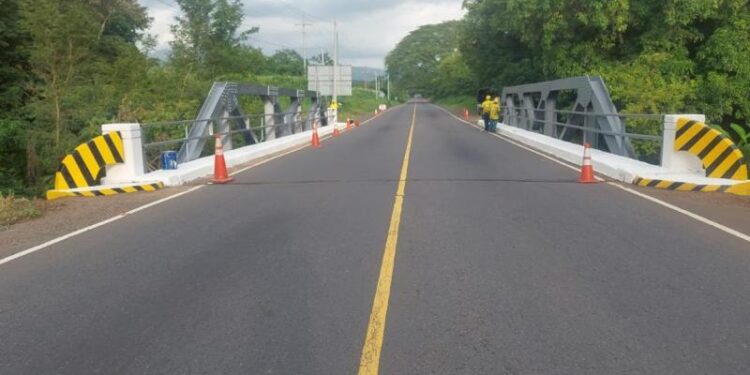 COVIAL ejecuta mantenimiento del puente Porto Camoro en Santa Rosa