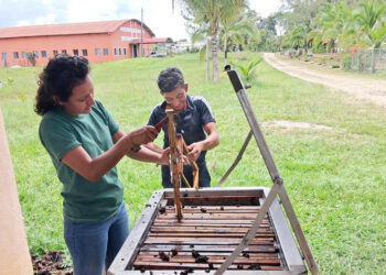 Productor apícola de Machaquilá conoce técnicas de fundición de panales