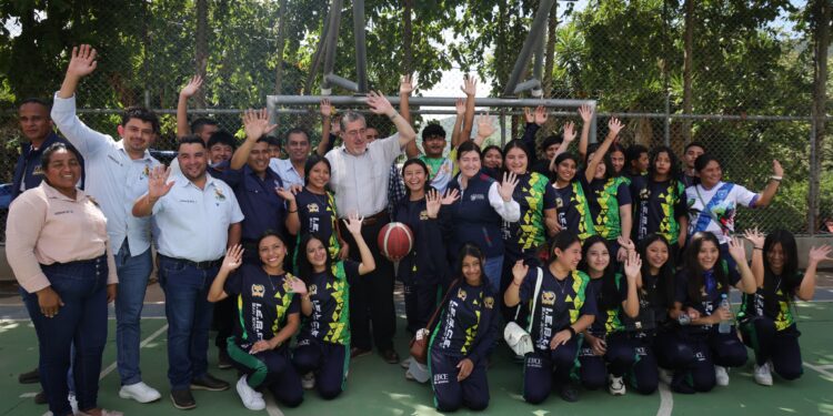 Visitan el gimnasio al aire libre de San Jerónimo, Baja Verapaz