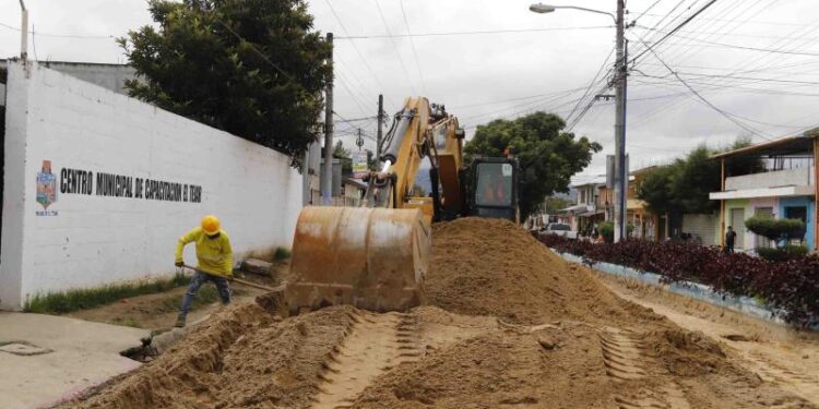 “Gracias a Dios están componiendo la calle”, vecinos celebran mejoras viales en El Tejar