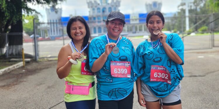 Cotzajay y Quezada brillaron en la Carrera 3K del Campo Marte 2025