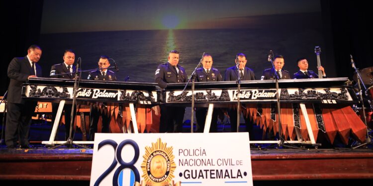 Fuerzas policiales festejan aniversario con ensamble de marimbas