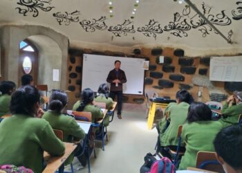 Charla en Comalapa: Finanzas modernas vs. sabiduría ancestral