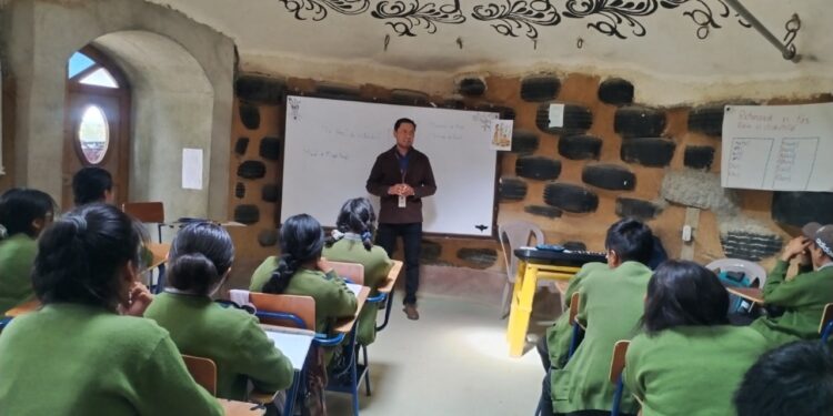 Charla en Comalapa: Finanzas modernas vs. sabiduría ancestral