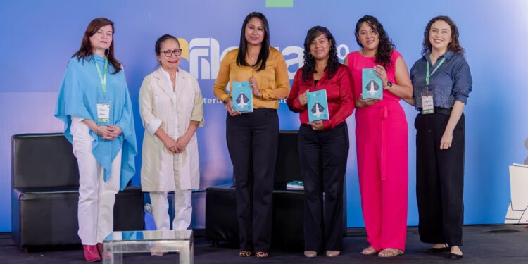 Libro de poesía “Luz de Faro” se presentó en Filgua 2025