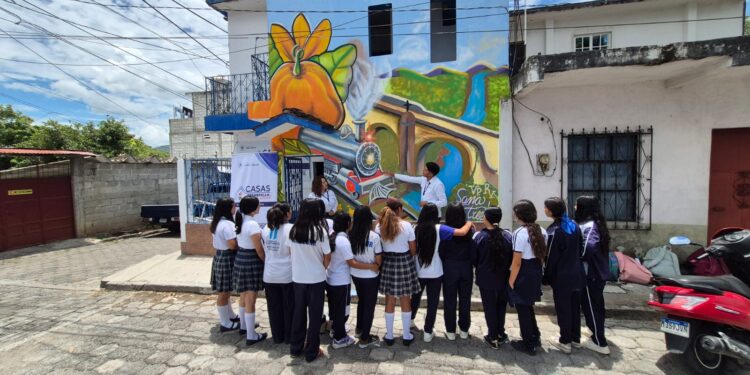 Sanarate se llena de color con el taller “Muralizando valores y raíces”