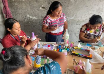 Mujeres transforman reciclaje en arte cultural en Palín, Escuintla