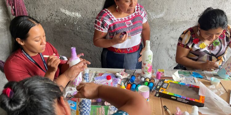 Mujeres transforman reciclaje en arte cultural en Palín, Escuintla