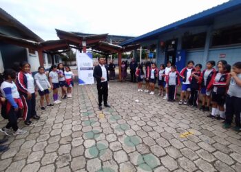 Niños de San Juan Comalapa vuelven a jugar con raíces ancestrales