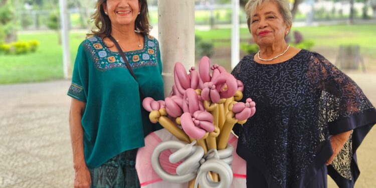 Marta Orozco fue coronada reina de Tai Chi del Adulto Mayor del Campo Marte