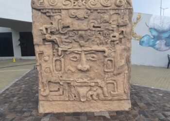 La réplica de la Estela E que puedes conocer en el Parque de la Paz de zona 21