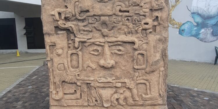 La réplica de la Estela E que puedes conocer en el Parque de la Paz de zona 21