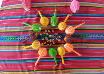 Lideresas elaboran chinchines en taller de identidad cultural en Chiquimula