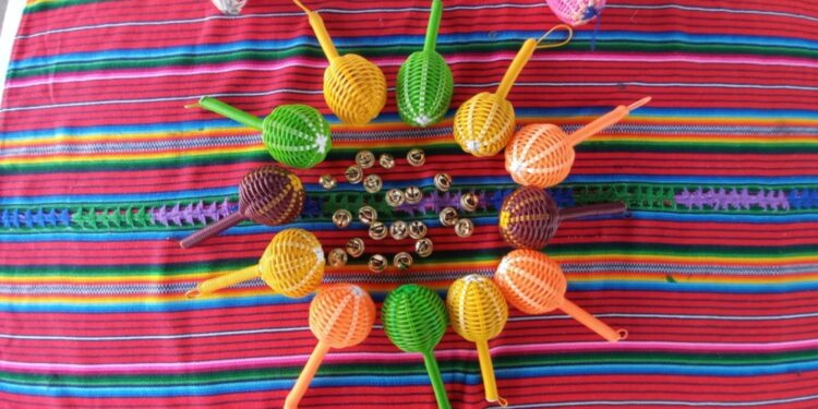 Lideresas elaboran chinchines en taller de identidad cultural en Chiquimula