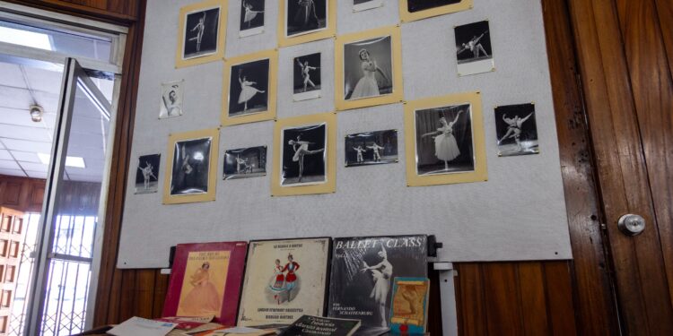 Exposición fotográfica resalta la Época Dorada del Ballet Nacional