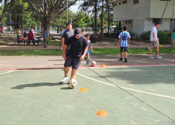 Forma futuros talentos: Academia de fútbol gratuita para niños y niñas en Campo Marte, zona 5
