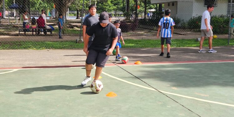 Forma futuros talentos: Academia de fútbol gratuita para niños y niñas en Campo Marte, zona 5