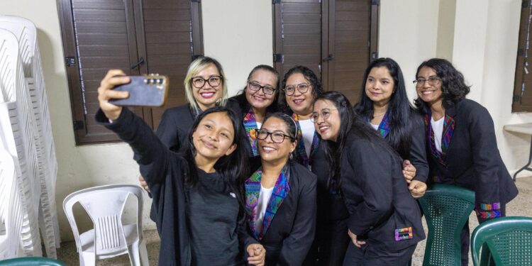 Marimba Femenina de Concierto: Gira en el Caribe guatemalteco
