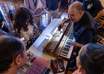 Armonía en Guatemala: Maestro guatemalteco comparte el arte secreto de la afinación de pianos