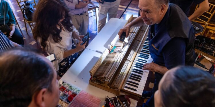 Armonía en Guatemala: Maestro guatemalteco comparte el arte secreto de la afinación de pianos