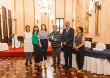 Editorial Cultura lanza “Con pies de plomo” de Otoniel Martínez: Un viaje poético por la vida de un autor legendario