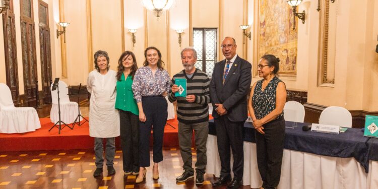 Editorial Cultura lanza “Con pies de plomo” de Otoniel Martínez: Un viaje poético por la vida de un autor legendario