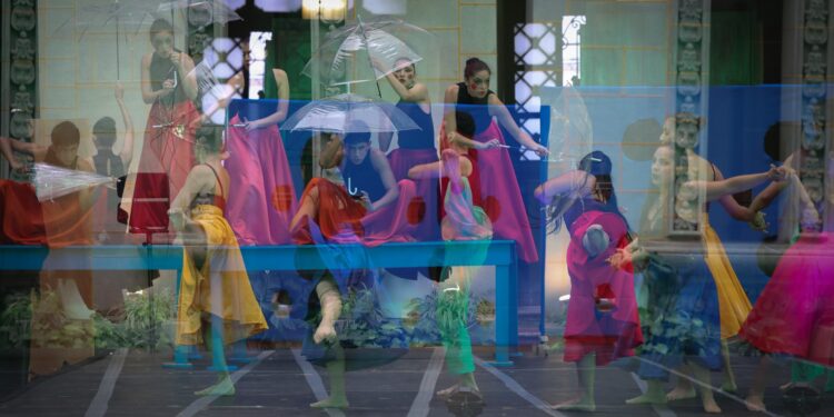 Ballet Moderno y Folklórico cautiva con “Oscura Intuición” en el Palacio Nacional de la Cultura