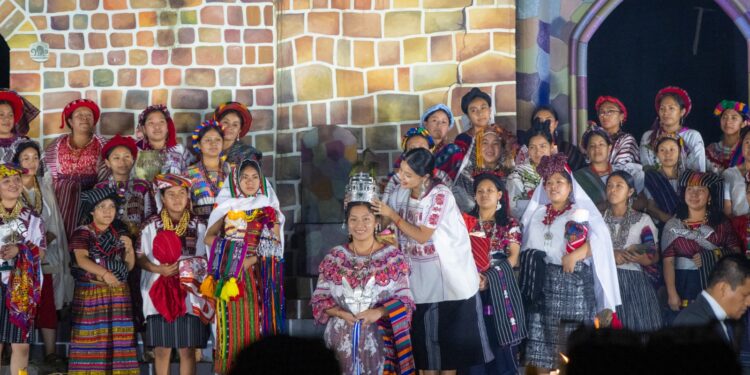 Yosselin Chan de San Cristóbal Totonicapán: Nueva Rab’in Ajaw 2025 coronada en Cobán