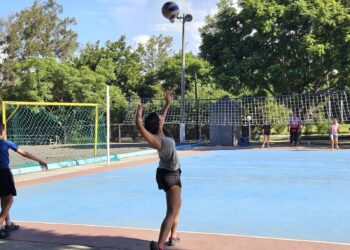 Academia de Voleibol Gratuita: Inscríbete en el Campo Marte