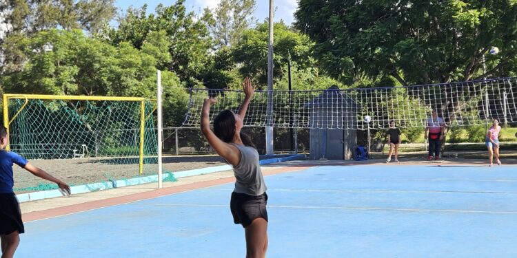 Academia de Voleibol Gratuita: Inscríbete en el Campo Marte