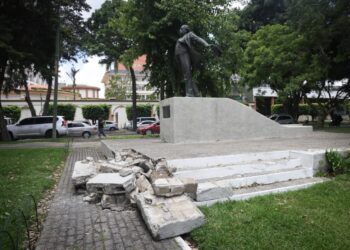 Inspeccionan monumento de Miguel Ángel Asturias tras accidente vehicular