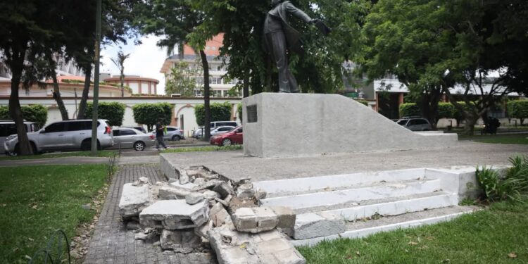 Inspeccionan monumento de Miguel Ángel Asturias tras accidente vehicular