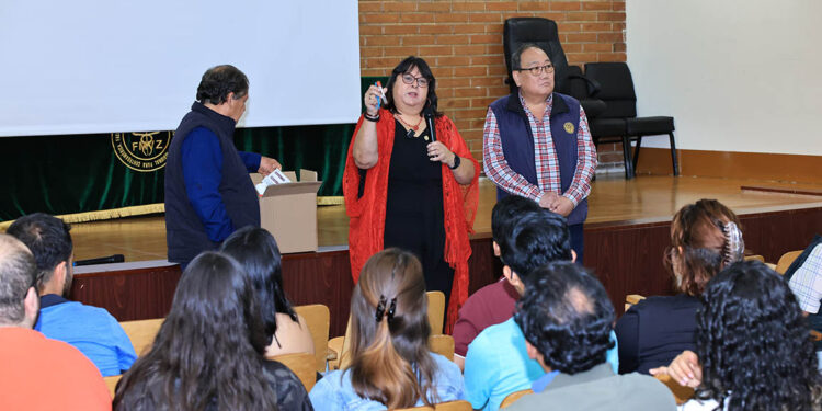 Estudiantes de la USAC reciben kits para combatir el Gusano Barrenador