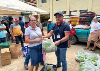 Promotores de los CADER de Zacapa reciben pilones para huertos