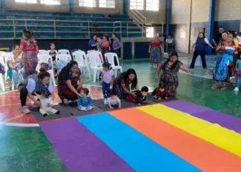 Bebés participan en Carrera de Gateo en Sumpango para promover la lactancia materna y el desarrollo en la primera infancia