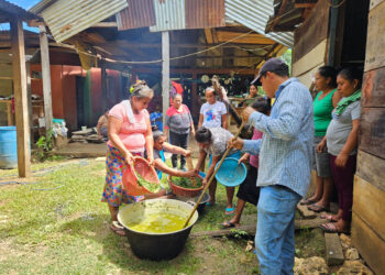 Aprenden a elaborar fertilizantes orgánicos en San Francisco, Petén
