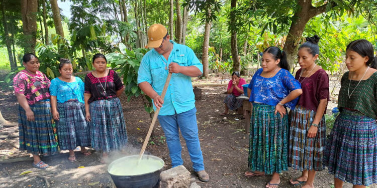 Comunidades de Sayaxché elaboran insecticida orgánico