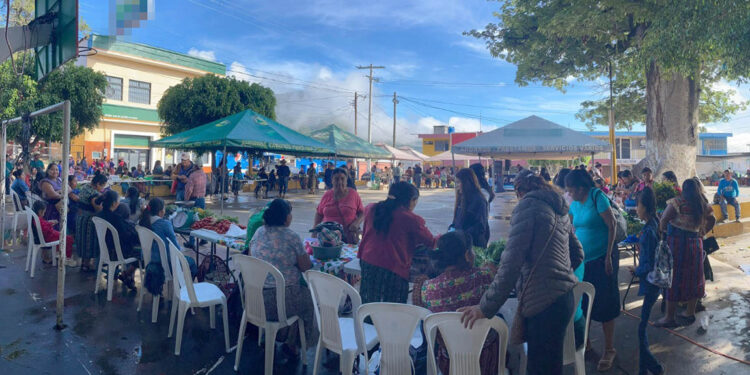 Economía de Quiché se fortalece al celebrar la Feria del Agricultor