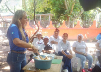 Educadoras de Suchitepéquez aprenden a cultivar hongo ostra
